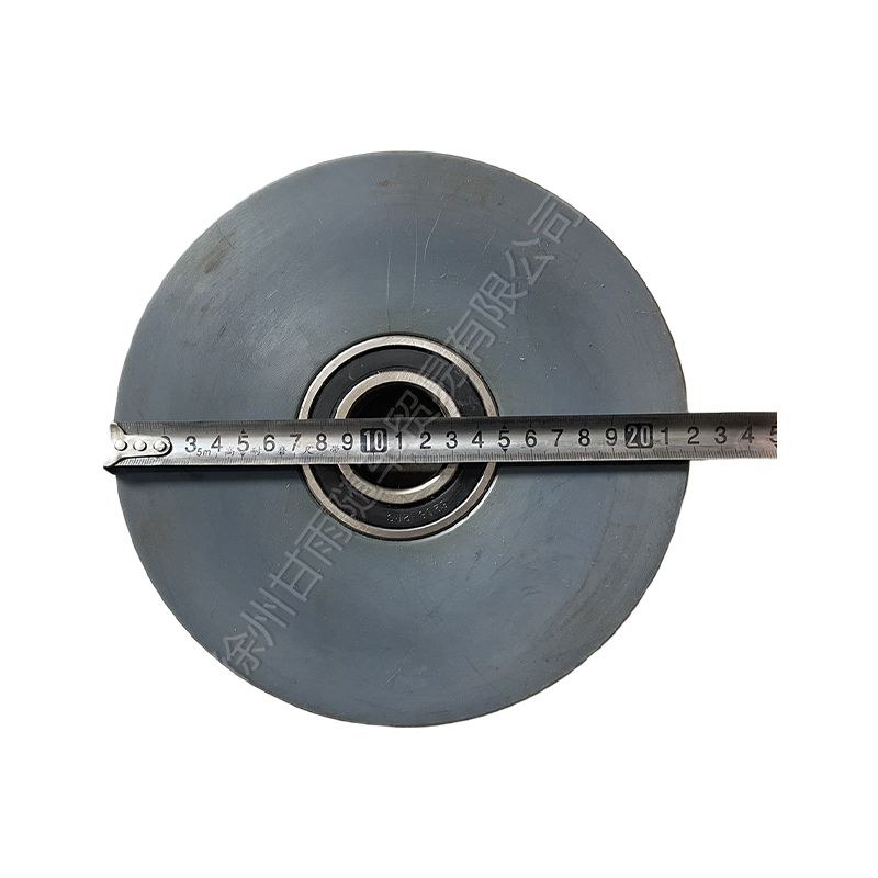 How does the smooth transmission of the xcmg truck-mounted crane head wheel contribute to reducing the overall energy consumption of the equipment?